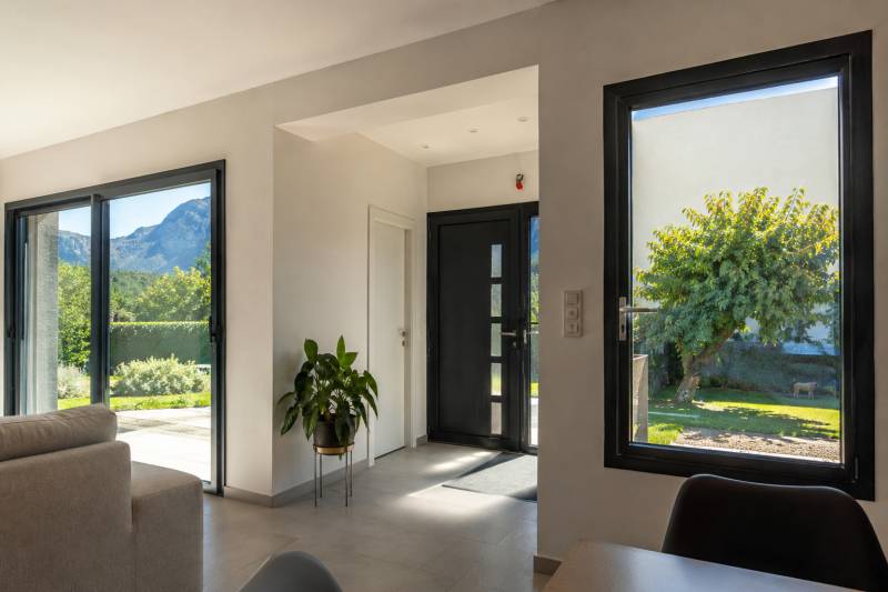 Contrôle des  fuites d’air parasites des fenêtres et porte d'une maison à Lyon 